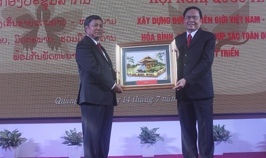 Chủ tịch Ủy ban T.Ư MTTQVN Trần Thanh Mẫn tặng quà lưu niệm cho Mặt trận Lào xây dựng đất nước.  
