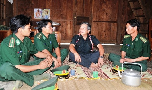 Đồn BP Đắc Pring dựa vào đội ngũ già làng, trưởng bản để vận động nhân dân chấp hành pháp luật. 