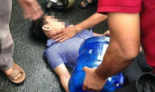 Nạn nhân bị đánh bất tỉnh đang được người dân sơ cứu (Ảnh: CTV)