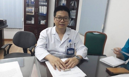  PGS.TS Lê Hữu Doanh, Phó Giám đốc Bệnh viện Da Liễu Trung ương trao đổi với PV.