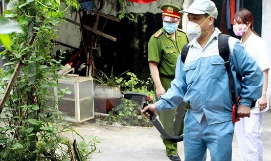 Phun thuốc diệt muỗi phòng chống dịch bệnh tại Hà Nội. Ảnh: Dương Ngọc