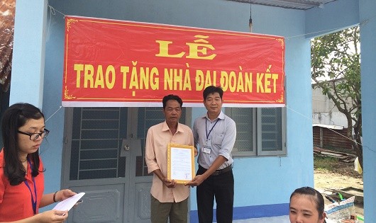 Trao nhà đại đoàn kết từ tiền ủng hộ của công chức, người lao động Cục THADS tỉnh Tây Ninh.