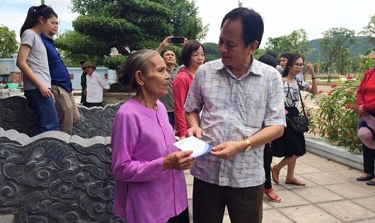 Phó Tổng Biên tập Thường trực Đặng Ngọc Luyến trao quà của  Báo Pháp luật Việt Nam cho nữ cựu TNXP Trần Thị Thông.