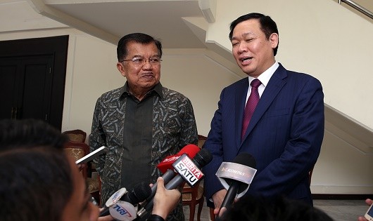 Sau cuộc hội kiến, Phó Thủ tướng Vương Đình Huệ và Phó Tổng Thống Jusuf Kalla đã gặp gỡ báo chí Indonesia và Việt Nam để thông báo lại kết quả mà hai bên đã thống nhất. Ảnh: VGP/Thành Chung