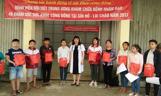  Đoàn công tác BV Nội tiết Trung ương đã trao 20 suất quà cho trẻ em
nghèo hiếu học và 38 suất quà cho các gia đình chính sách trên địa bàn.