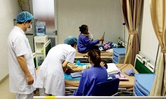 Bệnh nhi mắc sùi mào gà đang được điều trị tại Bệnh viện Da liễu Trung ương.