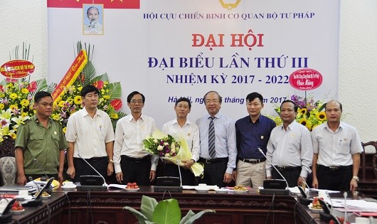 Thứ trưởng Phan Chí Hiếu tặng hoa chúc mừng Ban Chấp hành Hội Cựu chiến binh nhiệm kỳ 2017 - 2022.