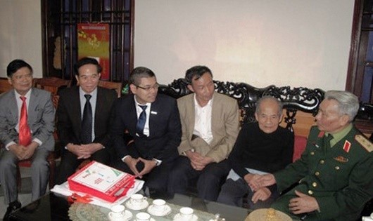 Trung tướng Lê Văn Hân trao kết quả giám định ADN cho các gia đình liệt sĩ năm 2012.