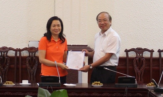 Thứ trưởng Phan Chí Hiếu trao quyết định nghỉ hưu cho bà Trần Thị Hương Mai.
