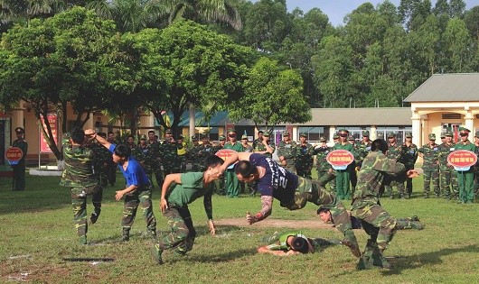 Các vận động viên Trinh sát đặc nhiệm Tiểu đoàn 20 (Bộ Tham mưu Quân khu) thực hiện nội dung thi kỹ thuật đánh bắt địch.