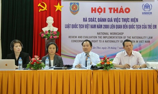Ông Nguyễn Công Khanh, Cục trưởng Cục Hộ tịch, Quốc tịch, Chứng thực - Bộ Tư pháp (thứ hai từ phải sang) đồng chủ trì Hội nghị.