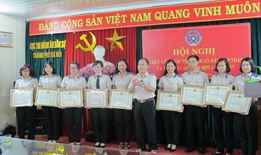 Cục trưởng Lê Quang Tiến tặng Giấy khen cho các cá nhân có thành tích xuất sắc trong đợt 1 đợt thi đua cao điểm THADS năm 2017 (ảnh Cục THADS Hà Nội).