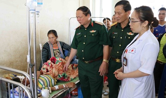 Thiếu tướng Vũ Sơn Hoàng - Phó Chủ nhiệm chính trị Quân khu 2 thăm hỏi, động viên người dân đang điều trị tại Bệnh viện Đa khoa huyện Mường La.