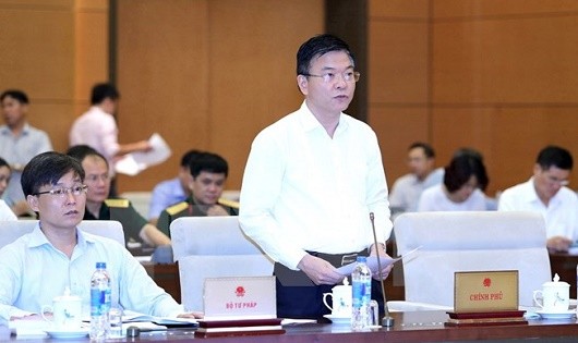 Bộ trưởng Bộ Tư pháp Lê Thành Long phát biểu tại phiên họp. 

