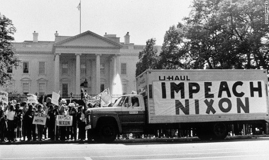 Dân chúng Mỹ biểu tình đòi luận tội Tổng thống Nixon.