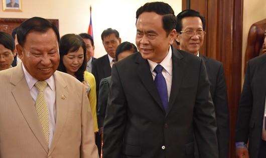 Chủ tịch UBTW MTTQ Việt Nam Trần Thanh Mẫn trao đổi với ông Say Chhum, Quyền Quốc trưởng.