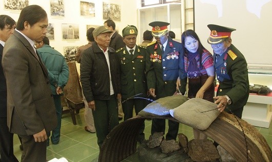 Đại tá Khóa và đồng đội ôn lại kỷ niệm chiến trường