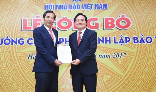 Chủ tịch Hội Nhà báo Việt Nam Thuận Hữu nhận Quyết định của Thủ tướng Chính phủ về việc thành lập Bảo tàng Báo chí Việt Nam từ Bộ trưởng Bộ GĐ-ĐT Phùng Xuân Nhạ 