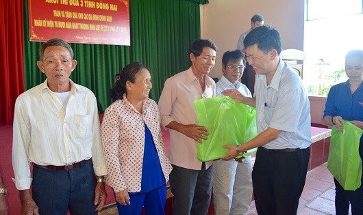 Ông Viên Hồng Tiến - Giám đốc Sở Tư pháp thăm và tặng quà cho các gia đình chính sách nhân ngày 27/7.