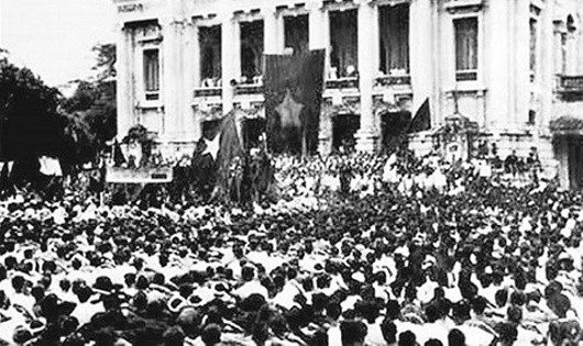 Cuộc mít-tinh phát động khởi nghĩa giành chính quyền do Mặt trận Việt Minh tổ chức tại Nhà hát Lớn Hà Nội ngày 19/8/1945.
