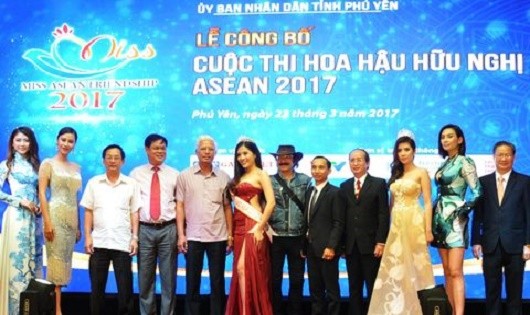 Các đại biểu cùng Ban tổ chức Cuộc thi Hoa hậu Hữu nghị ASEAN, người đẹp chụp hình lưu niệm