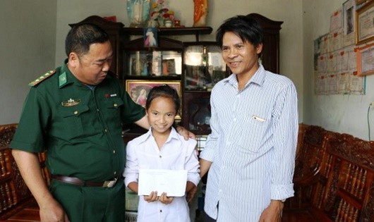 Thượng tá Đào Anh Tuấn trao học bổng “Nâng bước em tới trường” cho cháu Châu.