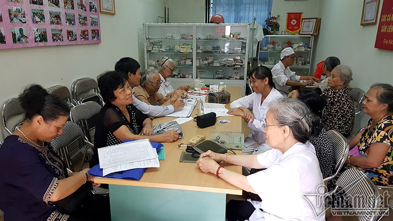 Phòng khám đặt trong trụ sở Ủy ban phường Giáp Bát, do các y, bác sỹ tuổi 70, 80 thăm khám miễn phí hoàn toàn.