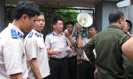 Chi cục THADS huyện Phú Xuyên (TP Hà Nội) tổ chức cưỡng chế thi hành án  (Ảnh minh họa). 