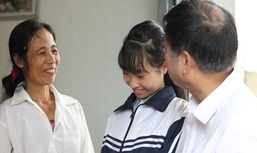 Hai mẹ con bà Nam tươi cười hạnh phúc bên nhau.