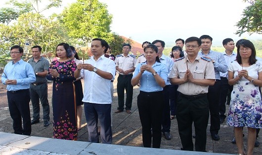 Thứ trưởng Trần Tiến Dũng cùng Đoàn công tác của Bộ Tư pháp dâng hương tại Khu di tích.