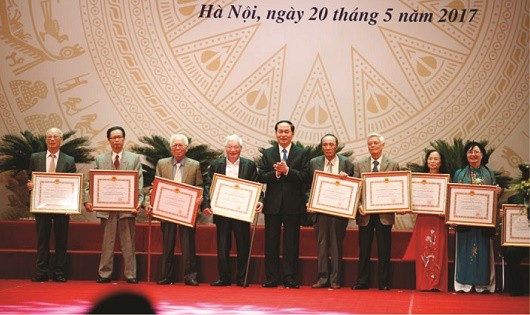 Chủ tịch nước Trần Đại Quang trao tặng Giải thưởng Hồ Chí Minh, Giải thưởng Nhà nước về VHNT cho các tác giả, thân nhân tác giả được trao tặng đợt 5.