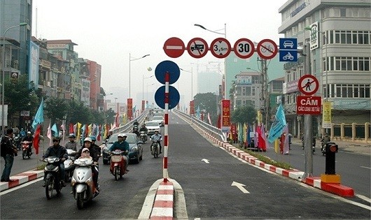Cần tổ chức lại giao thông ở cầu vượt Láng Hạ - Lê Văn Lương, Hà Nội để tránh ùn tắc.