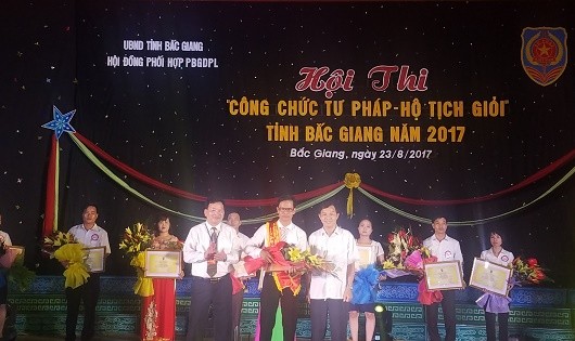 Trao giải nhất cho thí sinh Nguyễn Đức Nghị .
