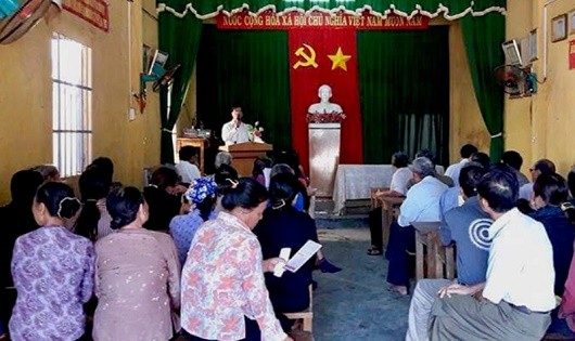Lãnh đạo BHXH huyện Di Linh trực tiếp tuyên truyền chính sách BHYT cho người dân.