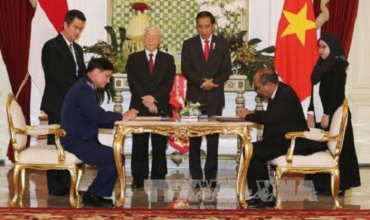 Tổng Bí thư Nguyễn Phú Trọng và Tổng thống Indonesia Joko Widodo chứng kiến Lễ ký Ý định thư về tăng cường hợp tác giữa cảnh sát biển hai nước Việt Nam - Indonesia. Ảnh: Trí Dũng – TTXVN