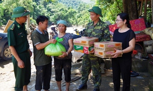 Đồn BP A Mú Sung kịp thời hỗ trợ gạo, mì tôm cho người dân.