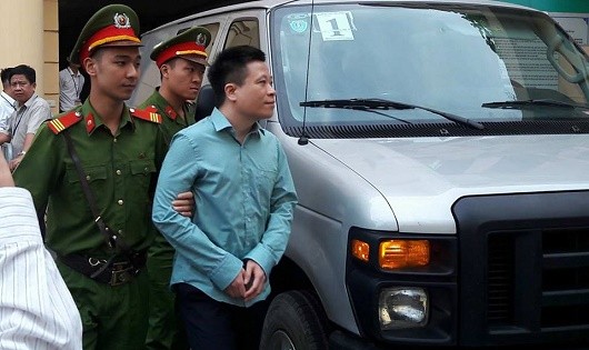 Bị cáo Hà Văn Thắm được dẫn giải đến tòa.