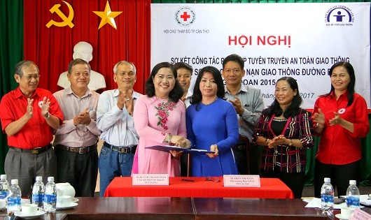 Bà Trần Thị Xuân - Phó Trưởng ban ATGT TP Cần Thơ (bên phải) thực hiện công tác ký kết Chương trình phối hợp tuyên truyền ATGT và sơ cấp cứu TNGT giai đoạn 2017 - 2021 với Chủ tịch Hội Chữ thập đỏ TP Huỳnh Thanh Thảo (bên trái).