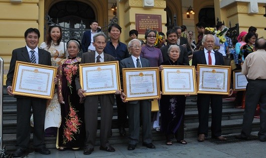 Nghệ sĩ nhiếp ảnh Nguyễn Hữu Cấy đã được Chủ tịch nước tặng Giải thưởng Nhà nước về Văn học Nghệ thuật vào năm 2016. 