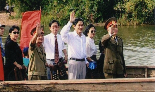 Đại tướng Võ Nguyên Giáp cùng lãnh đạo tỉnh Quảng Bình trong một lần về thăm quê.