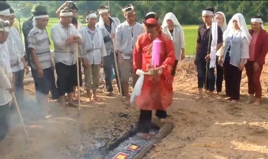 Thầy Tào thực hiện màn chân trần qua sông lửa, than hồng mà không hề bị bỏng.