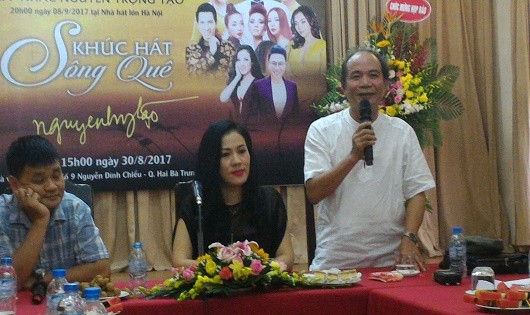 Nhạc sỹ Nguyễn Trọng Tạo phát biểu tại cuộc gặp gỡ báo chí trước đêm nhạc “Khúc hát sông quê”.