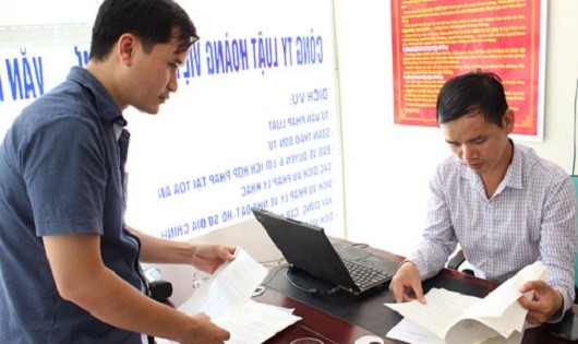 Tư vấn cho khách hàng tại Văn phòng Thừa phát lại Hà Đông, Hà Nội.