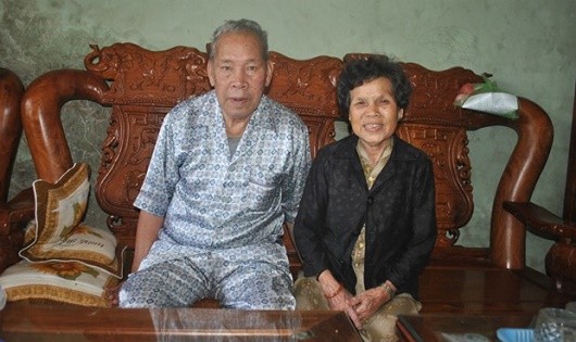 Người cựu tù Phú Quốc Phan Kỳ bên người bạn đời Phạm Thị Liễu.