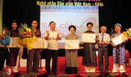 Tại Việt Nam, hai nơi chính thức trao danh hiệu “nghệ nhân” đó là: Nghệ nhân Ưu tú, Nghệ nhân Nhân dân của Bộ VH-TT&DL và “Nghệ nhân dân gian” của Hội Văn nghệ dân gian Việt Nam.