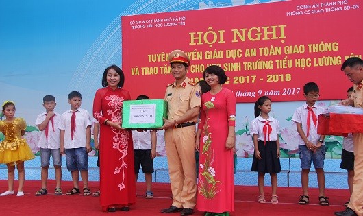 Thượng tá Đinh Thanh Thảo trao tặng 2.000 quyển vở cho Trường Tiểu học Lương Yên.