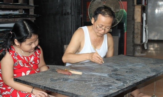 Ông Đạt – người cuối cùng còn giữ dòng tranh sơn khắc ở làng Hạ Thái.