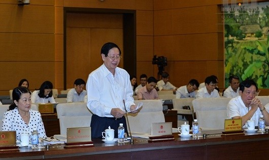 Bộ trưởng Bộ Nội vụ Lê Vĩnh Tân trình bày báo cáo.