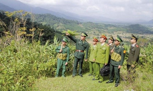 Lực lượng Công an, Biên phòng tuần tra đảm bảo ANTT tuyến biên giới Việt Nam- Lào đi qua địa bàn huyện A Lưới. 