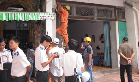 Cục Thi hành án dân sự TP Hà Nội tổ chức cưỡng chế thi hành án.